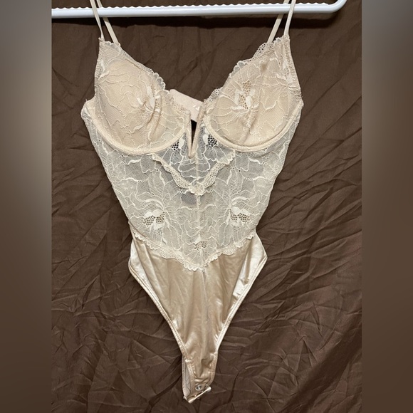 DYNAMITE Adjustable Floral Lace Bodysuit Size XS Women’s US NWOT - Picture 2 of 4